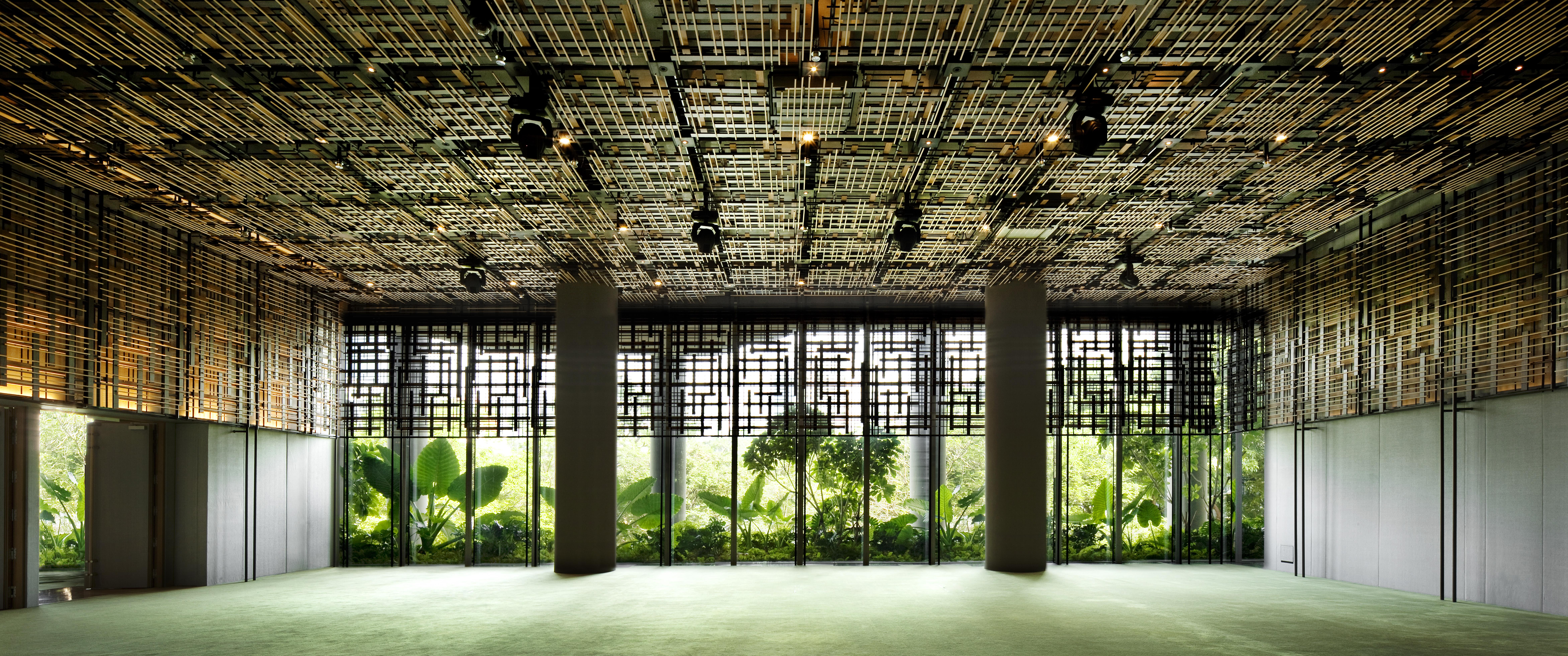 Parkroyal Collection Pickering, Сингапур Екстериор снимка The photo depicts a spacious interior with a distinctive ceiling design made up of a grid-like pattern, likely constructed from wood or metal. The ceiling features several spotlights that provide illumination to the area. Along the walls, there are l
