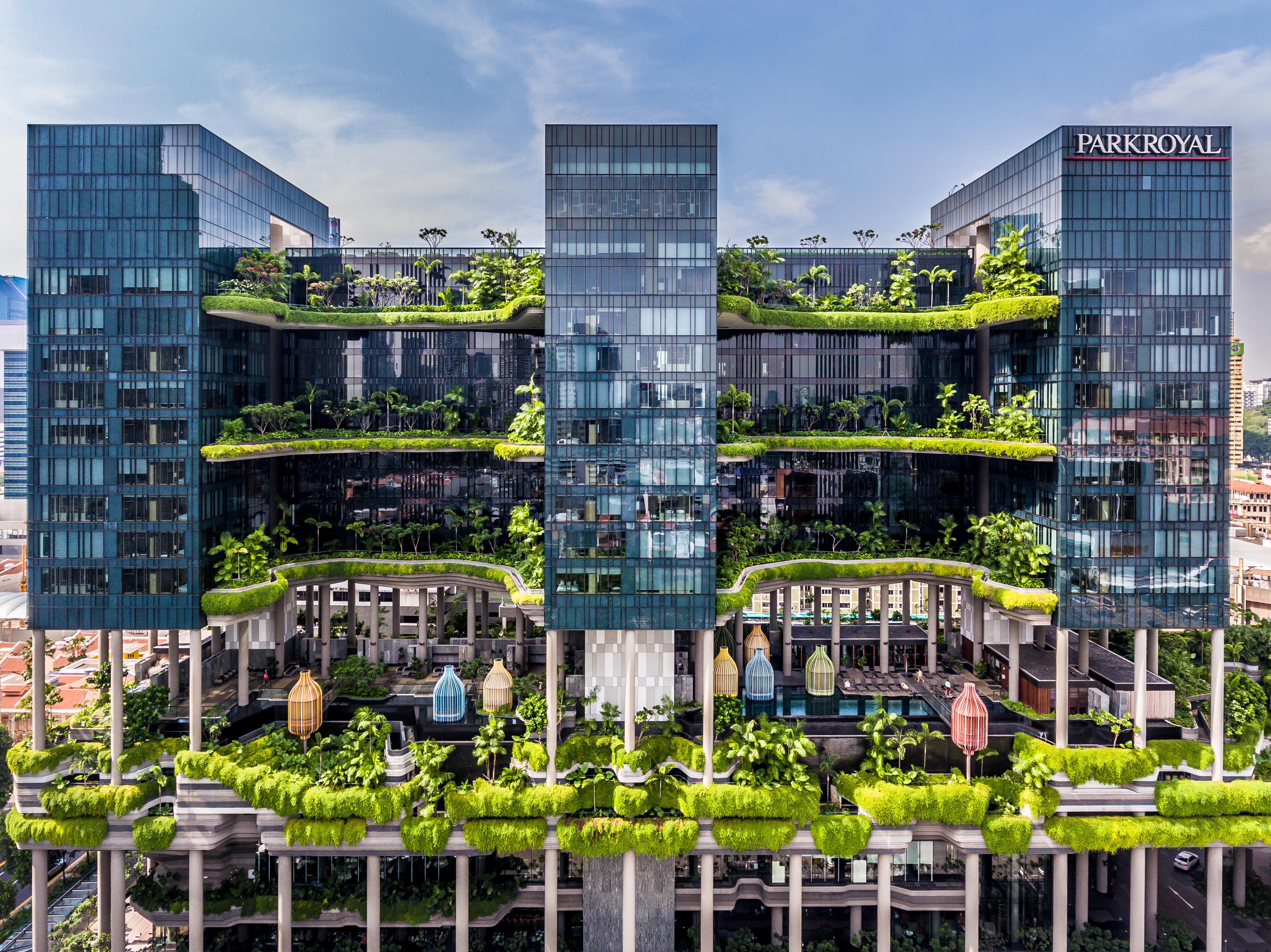 Parkroyal Collection Pickering, Сингапур Екстериор снимка The photo shows the PARKROYAL Collection hotel in Singapore, notable for its distinctive architecture featuring vertical gardens and lush greenery. The building has multiple levels with open terraces adorned with plants, creating a vibrant, eco-frien