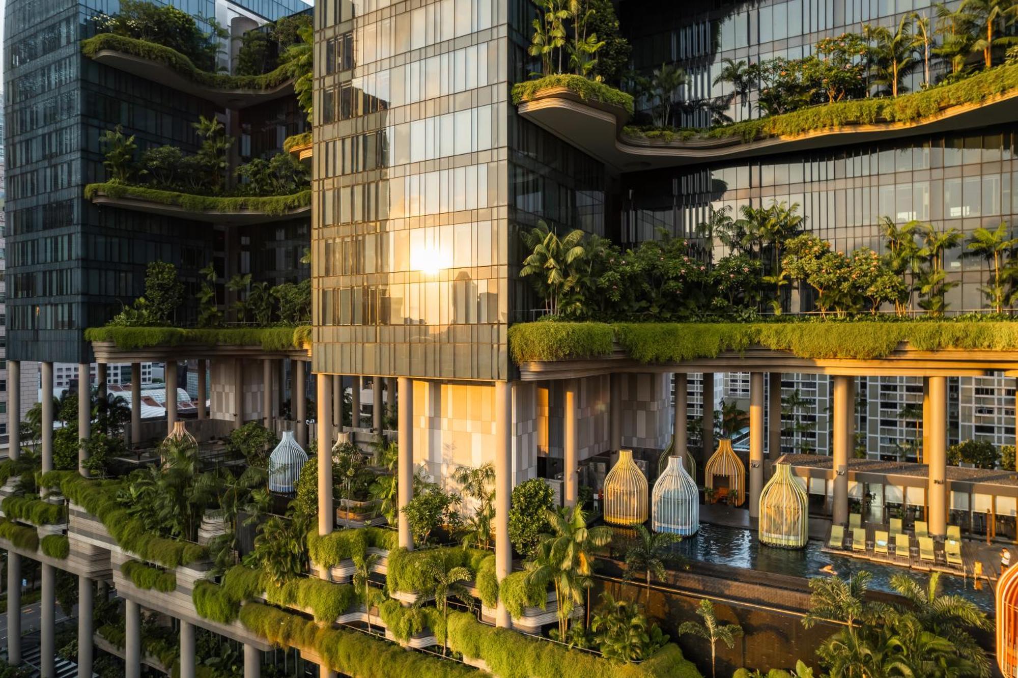 Parkroyal Collection Pickering, Сингапур Екстериор снимка The photo depicts a modern architectural structure featuring multiple levels with extensive greenery. The building is characterized by its glass facade, allowing natural light to filter in. It showcases various terraces and balconies adorned with pla