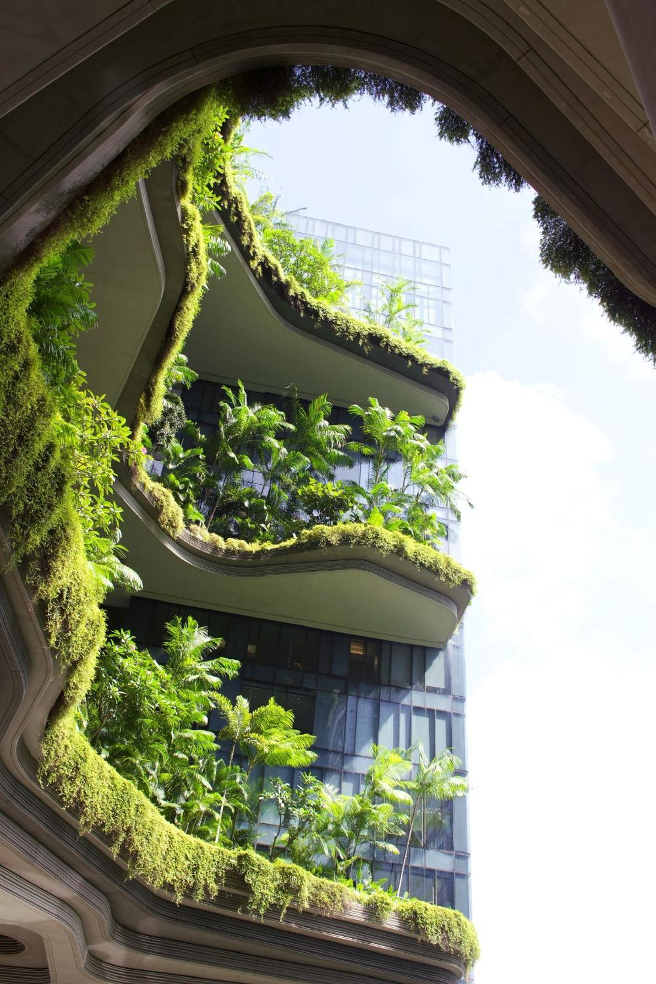 Parkroyal Collection Pickering, Сингапур Екстериор снимка The photo shows a modern building featuring several balconies adorned with lush greenery. The balconies have a wavy design, giving them an organic appearance. Various plants, including tropical foliage, are prominently displayed, creating a striking 