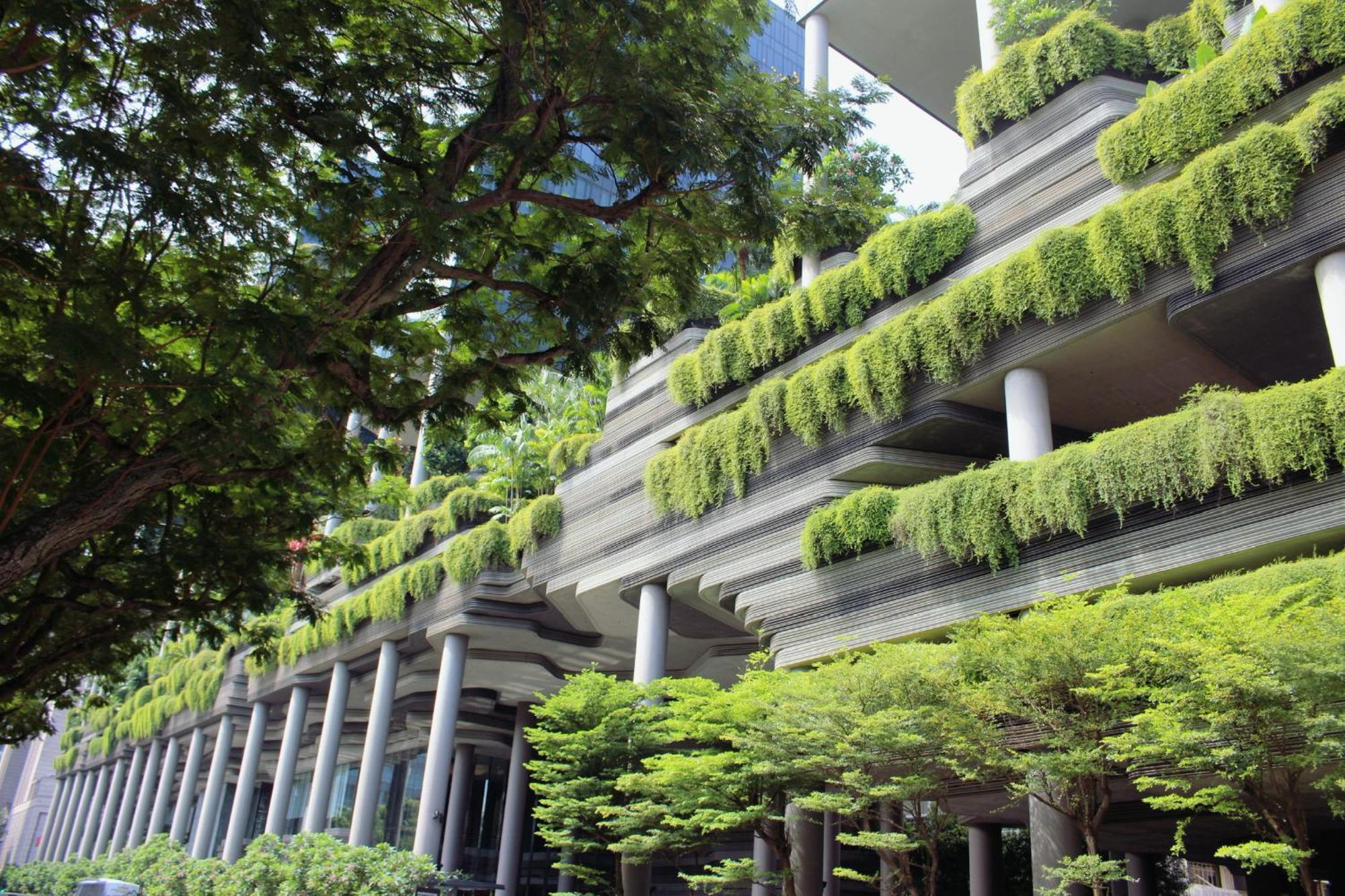 Parkroyal Collection Pickering, Сингапур Екстериор снимка The photo shows a modern building with a unique architectural design. The structure features multiple levels supported by several columns, and it is adorned with abundant greenery. Plants are cascading down from the balconies or ledges, giving the bu
